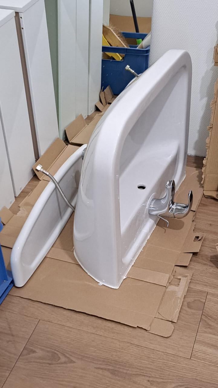 TE KOOP Villeroy en Boch wastafel inclusief kraan, planchet en spiegel
