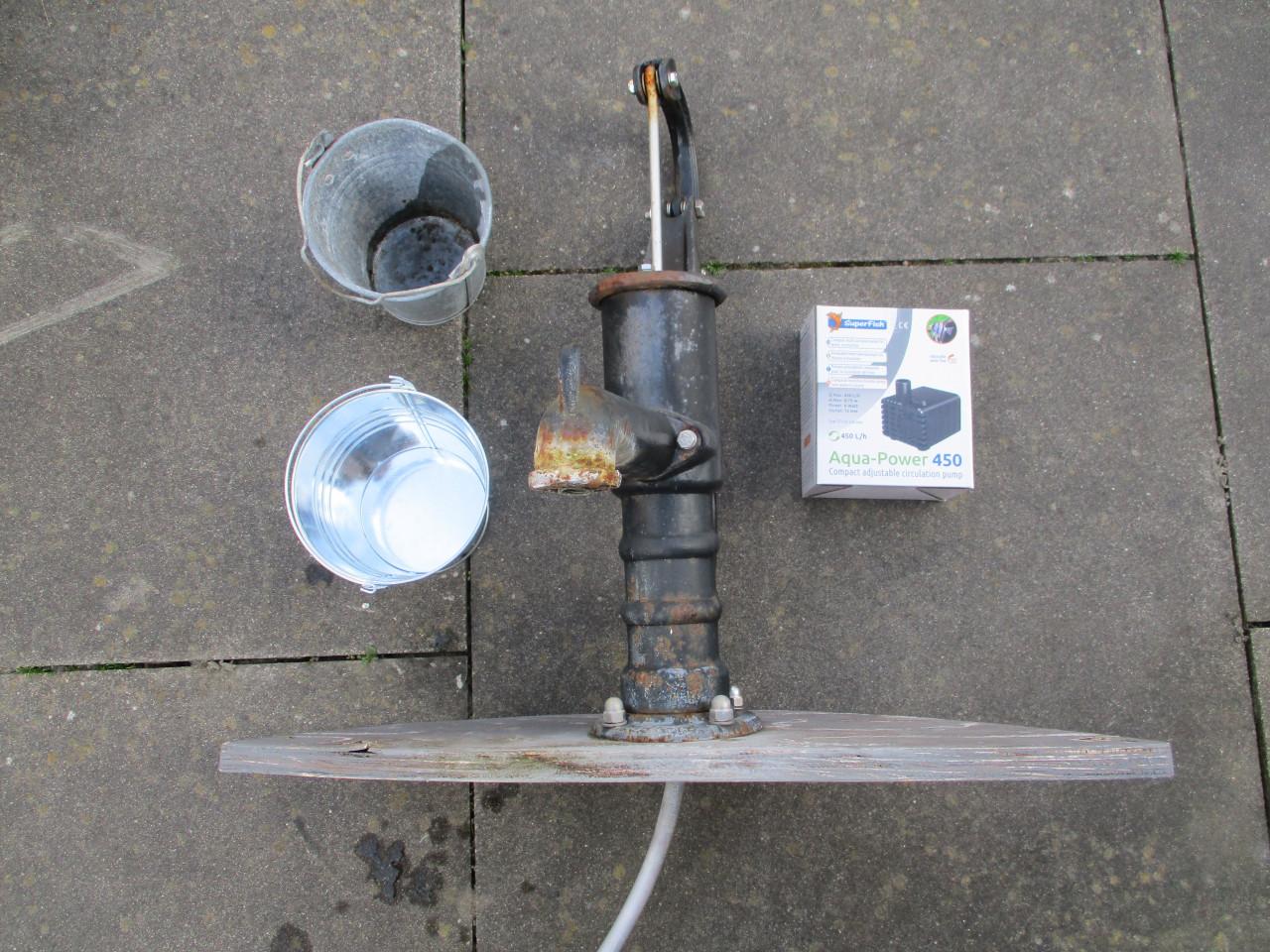 Leuke water  Arnament   (ton met waterpomp)