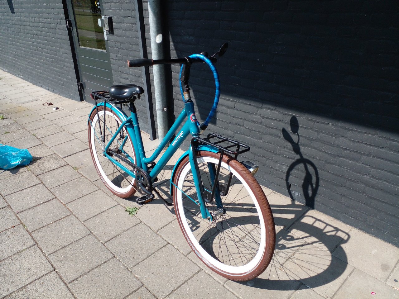 Damestransportfiets met terugtraprem en goede dikke banden.