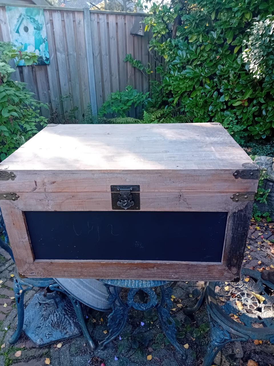 Twee houten voorraadkisten met scharnierdeksel