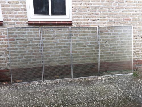4 stuks Engels draadglas 3 van 60×110cm hoog 1 van 80×110cm hoog in alumini
