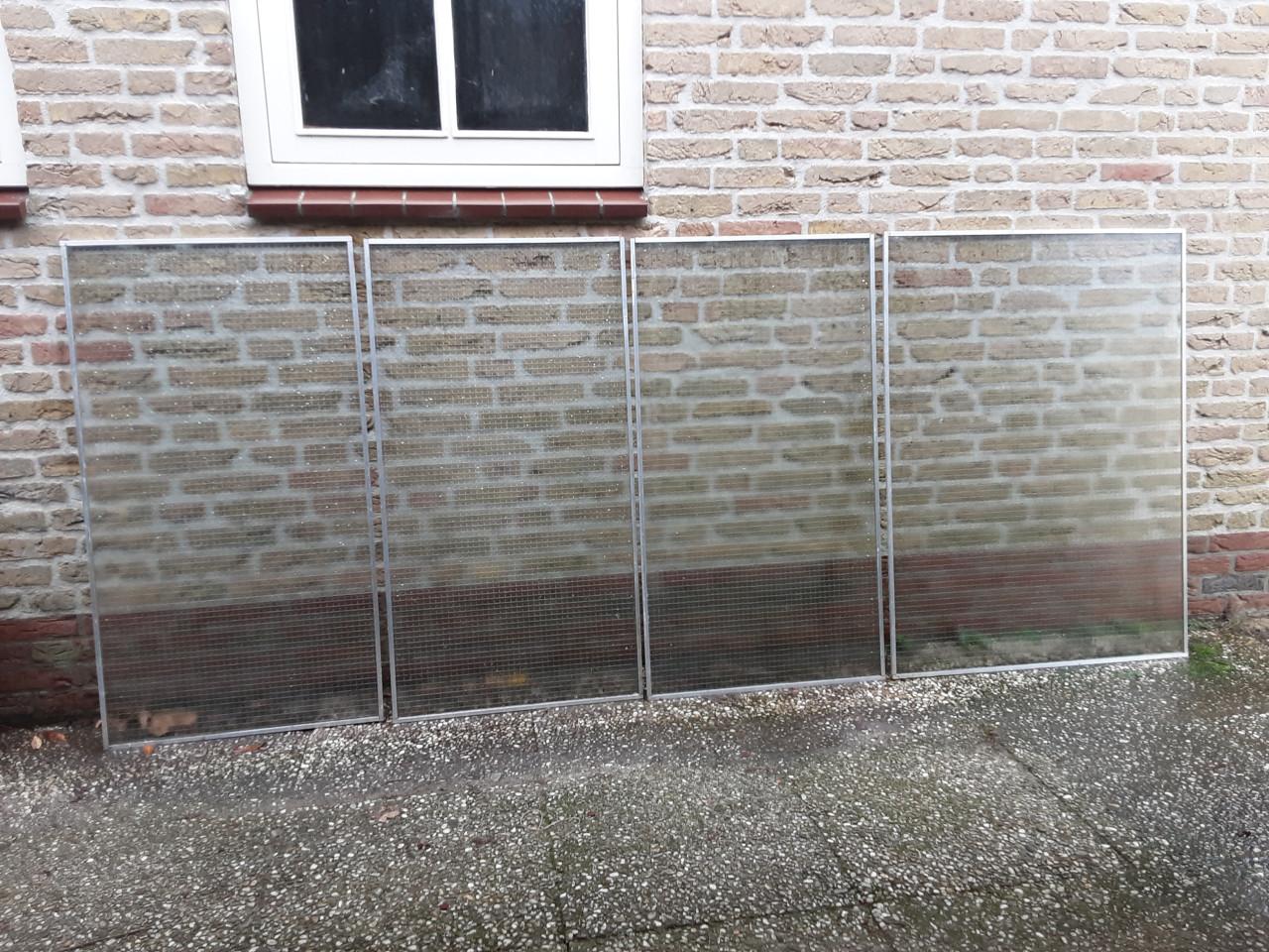 4 stuks Engels draadglas 3 van 60×110cm hoog 1 van 80×110cm hoog in alumini