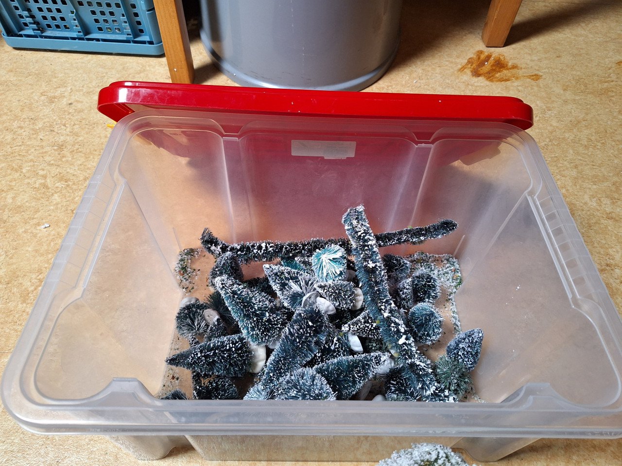 Box vol met boompjes voor kersthuisjes