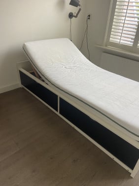1-pers. bed met grote lades en zit-stand