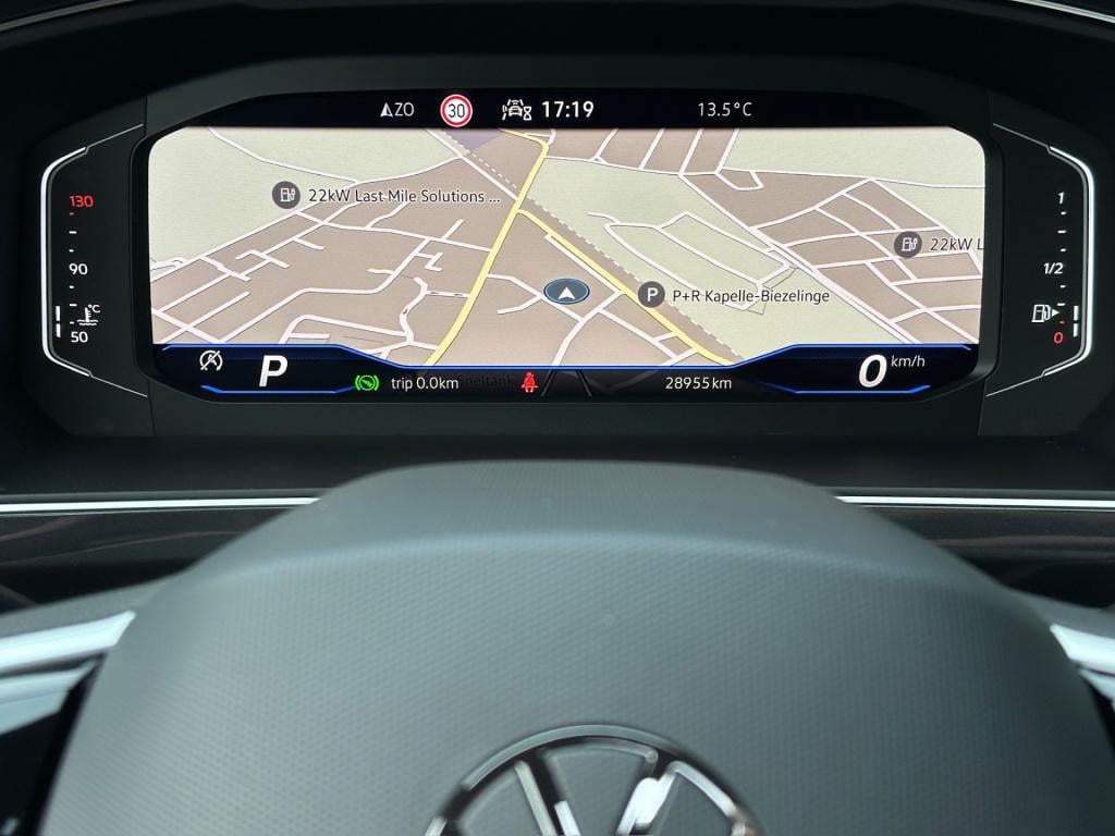 Volkswagen Tiguan 1.5 tsi 150pk dsg r-line | panoramadak | 20 inch | black 