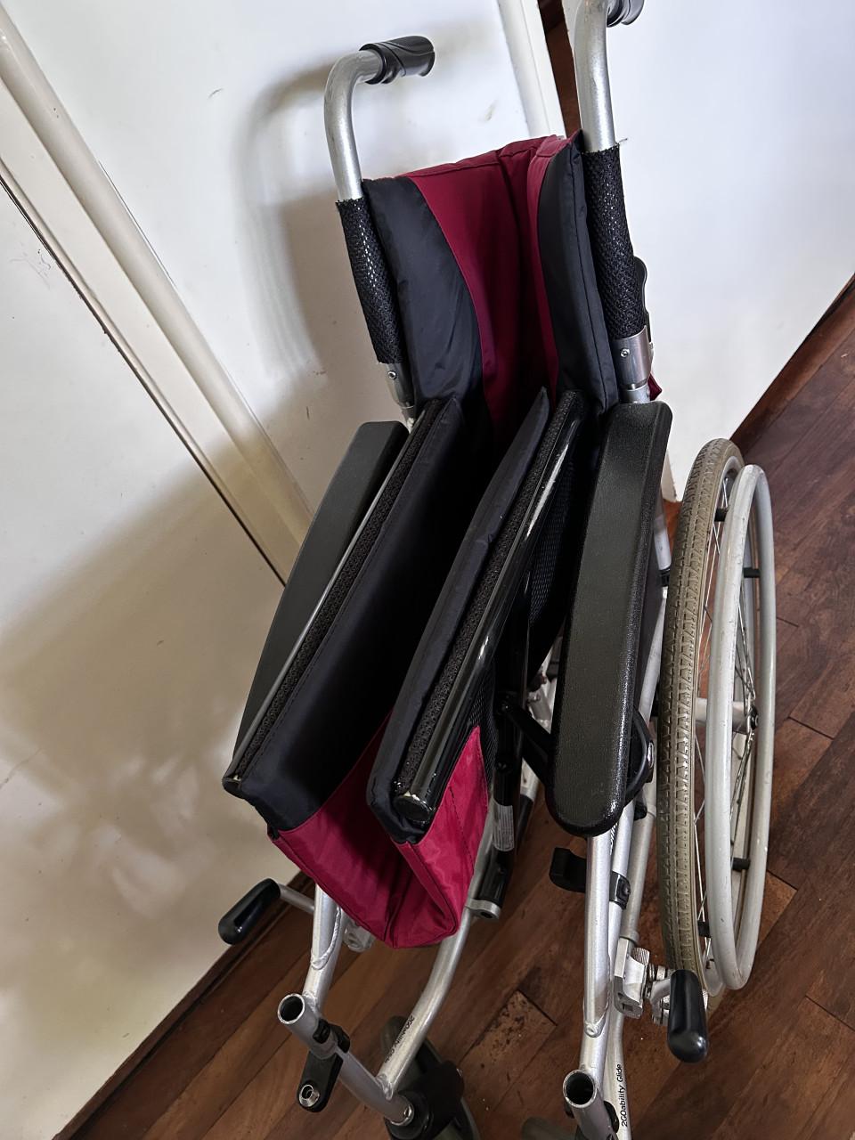 Rolstoel lichtgewicht, Vierpoot wandelstok (nieuw) en éénhandige rollator