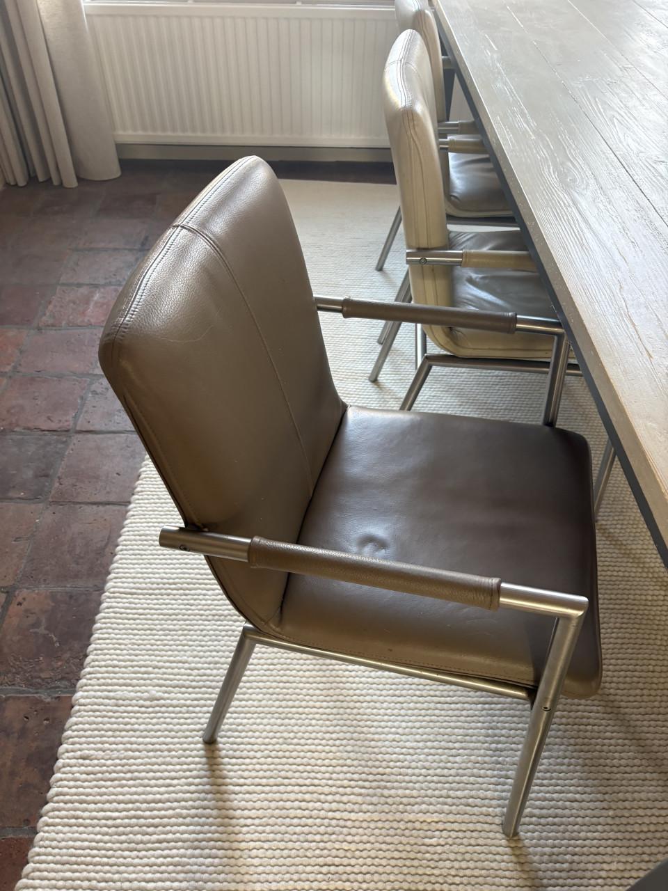 Eettafel en zes stoelen