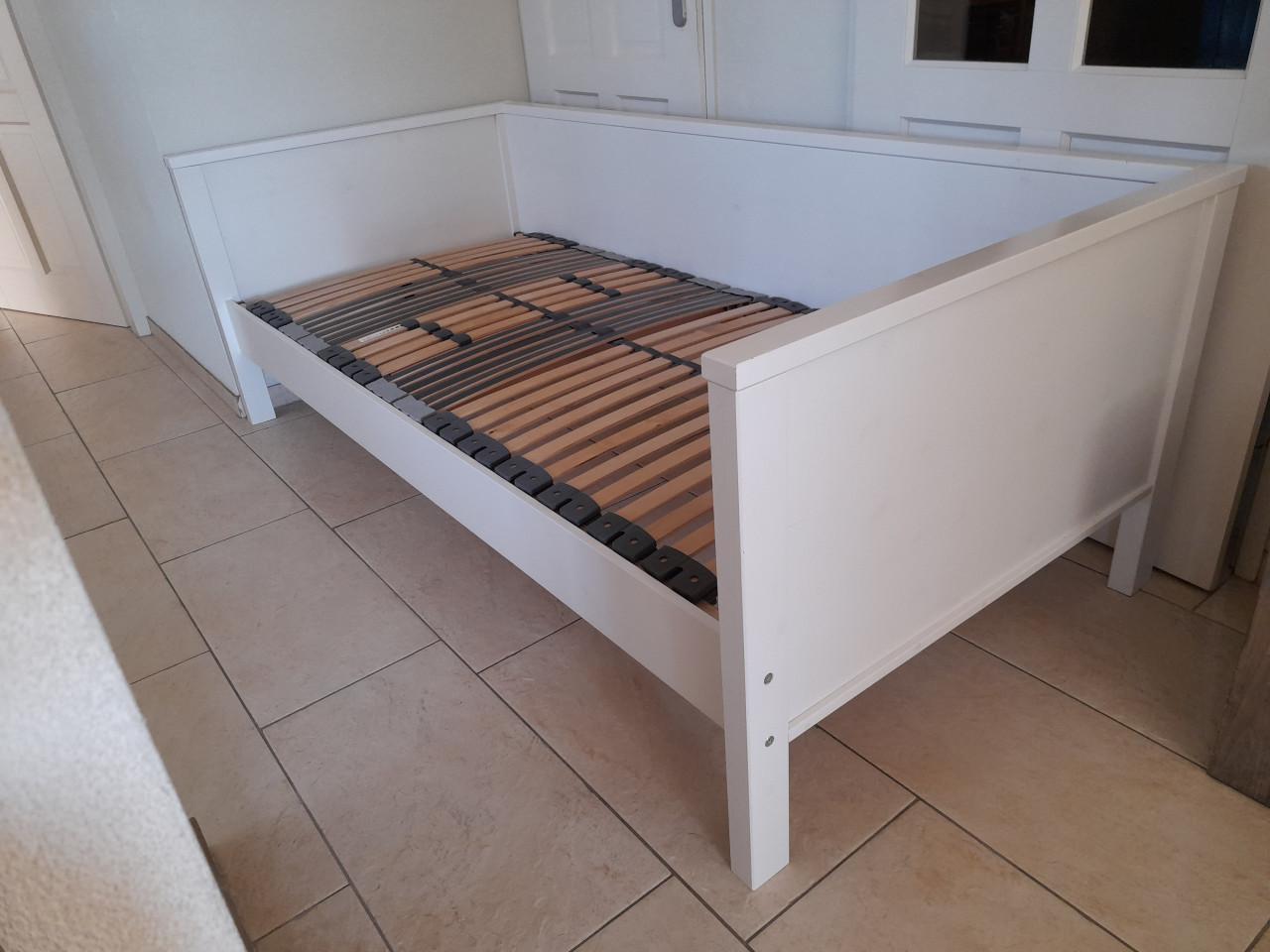 Massief houten bed 90 x 200 (in goede nette staat )