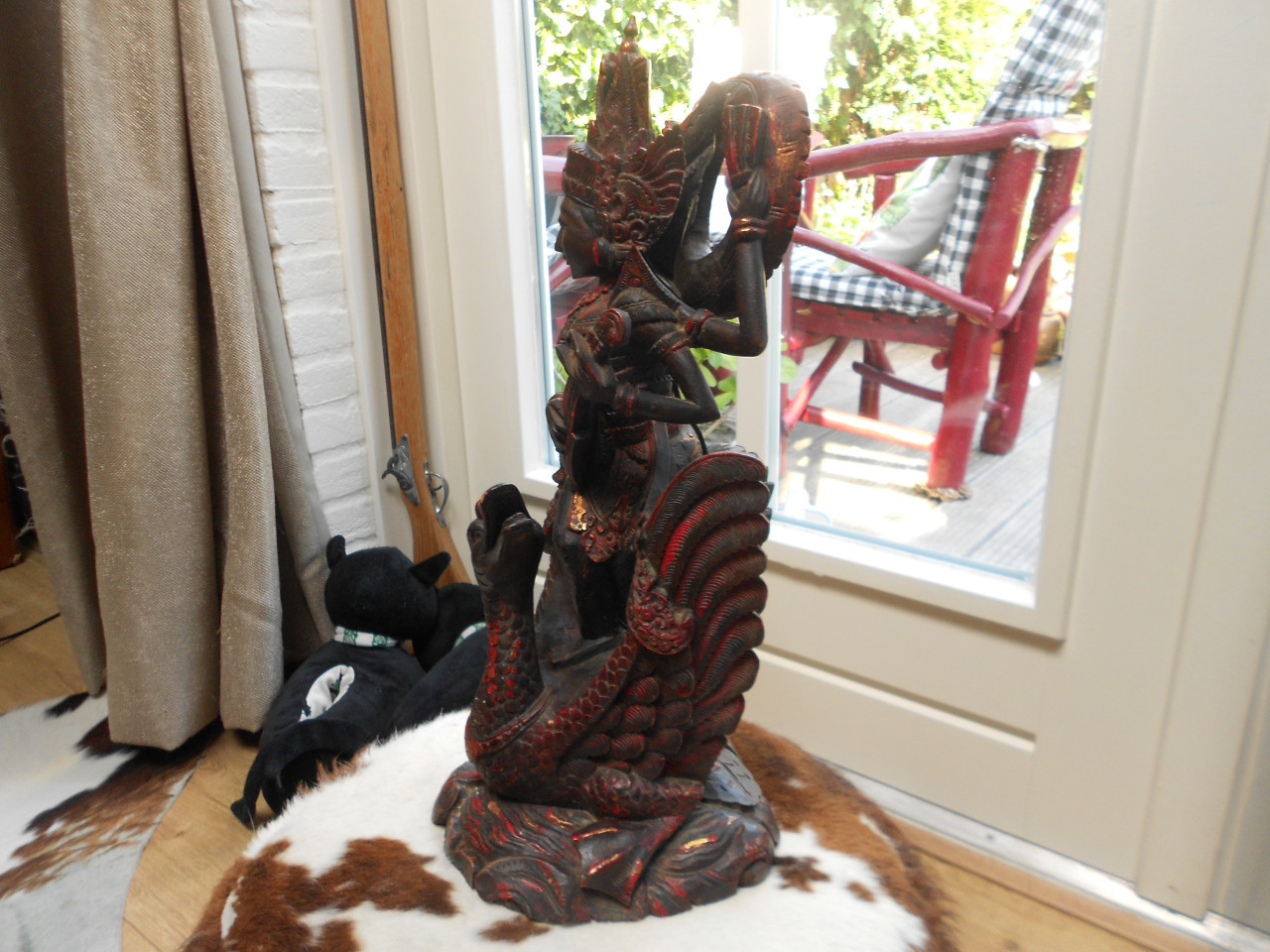 Balinees houtsnijwerk beeld godin Sarawati polychroom hout