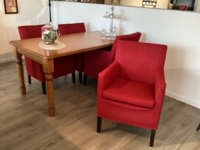 Blank eiken eettafel met stoelen