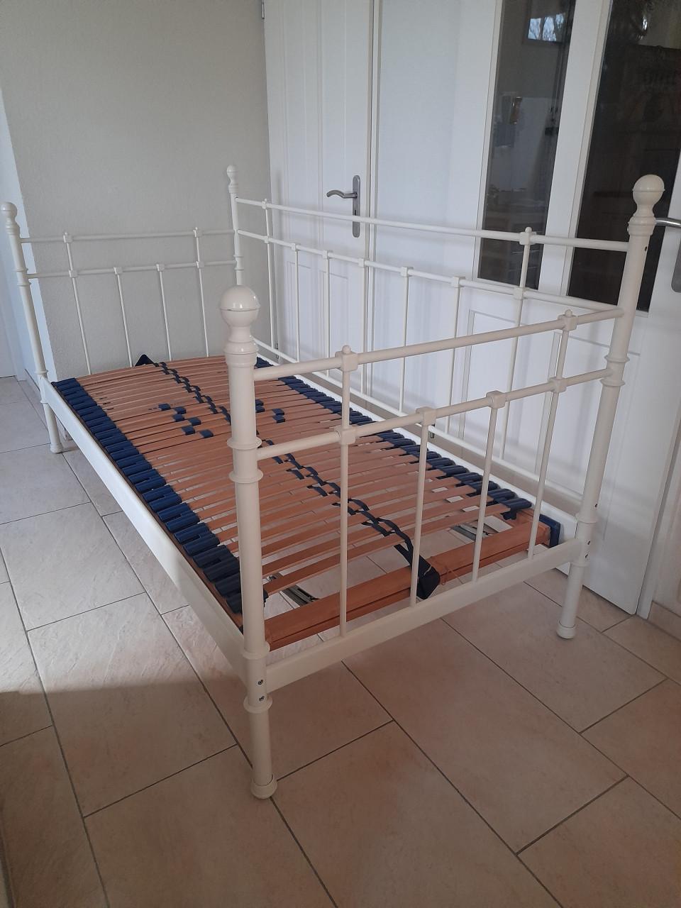 Metalen 1 persoons bed 90x 200 met verstelbare lattenbodem (in goede staat)