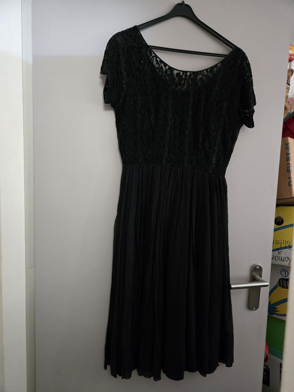 Zwarte midi-jurk van het merk Armand Ventilo, Maat 40