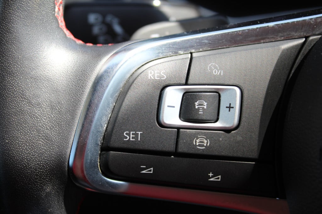 Volkswagen T-roc 1.5 tsi r-line | acc | navi | camera | dsg | trekhaak