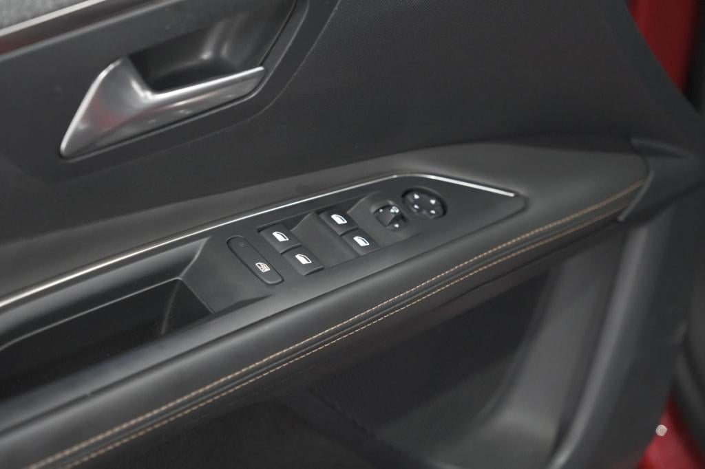 Peugeot 3008 puretech 130 eat6 gt | allseason banden | trekhaak | panoramad