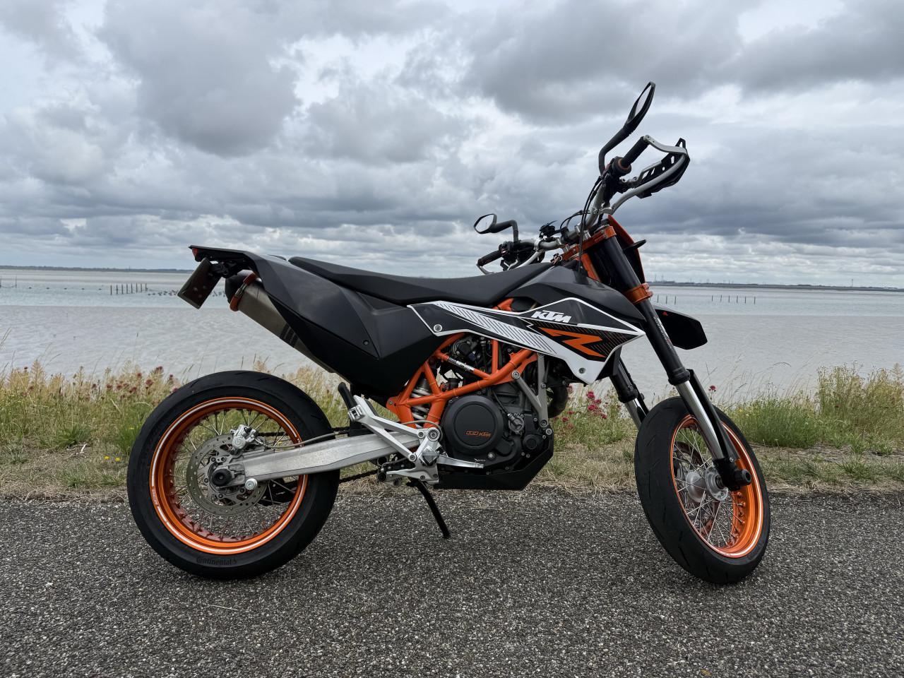 KTM 690 SMC R | 2013 | 23.587 km | Akrapovič | Zeer nette staat