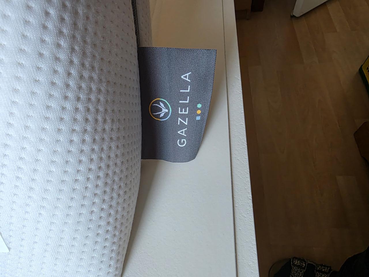 Bed met nachtkastjes