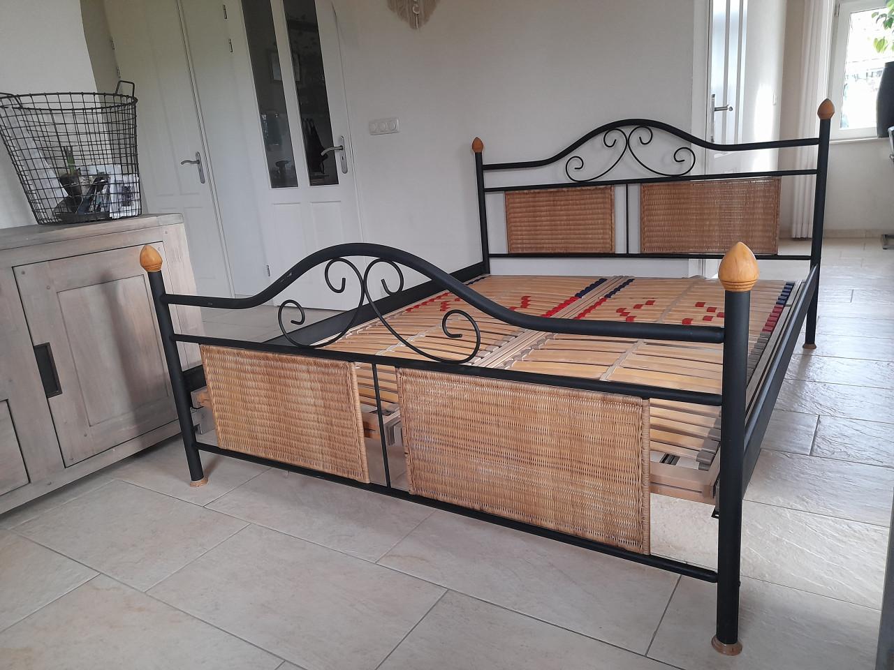 2 Persoons bed 160 x 200 met verstelbare lattenbodems (in goede staat )