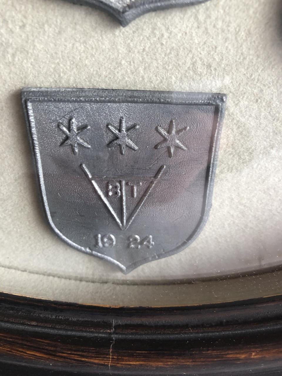 Loden schildjes in kader