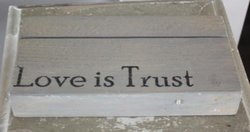 Houten planje voor foto of mooie kaart love is trust