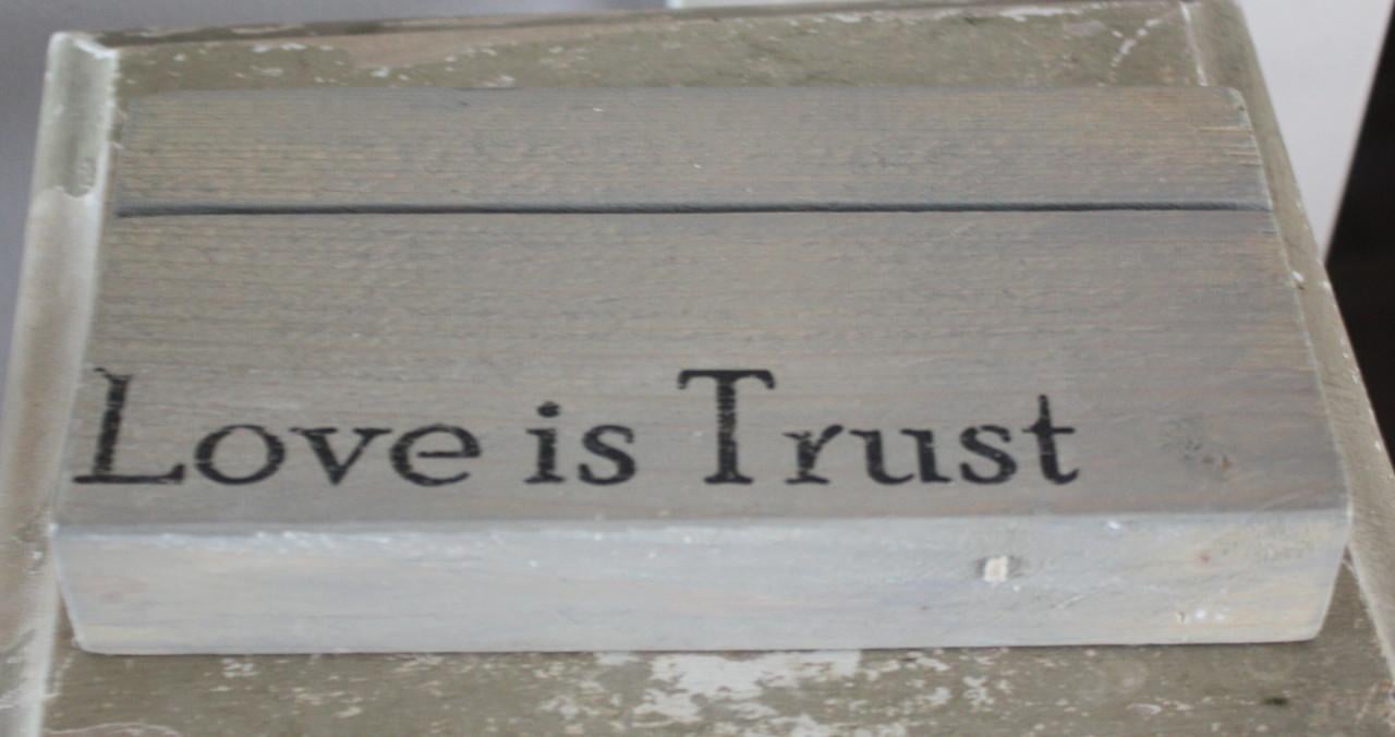 Houten planje voor foto of mooie kaart love is trust