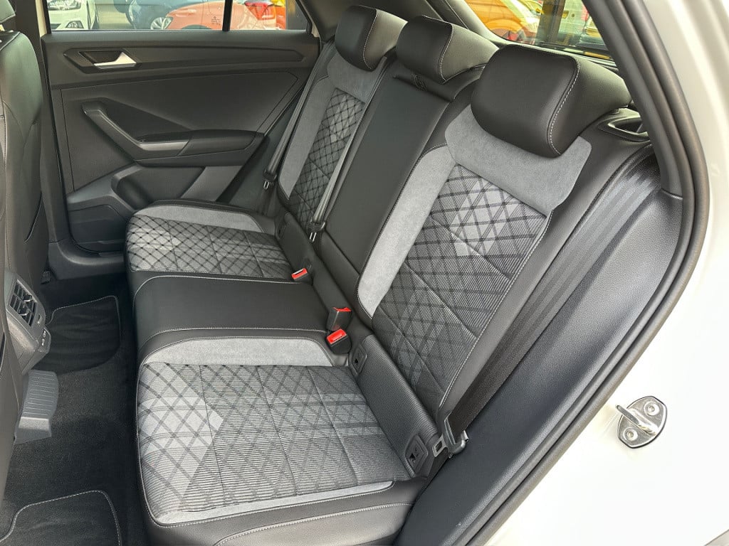 Volkswagen T-roc 1.5 tsi 150pk dsg r-line | camera | carplay | dode hoek | 