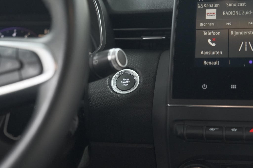 Renault Clio tce 100 intens | parkeersensoren | apple carplay | climate con