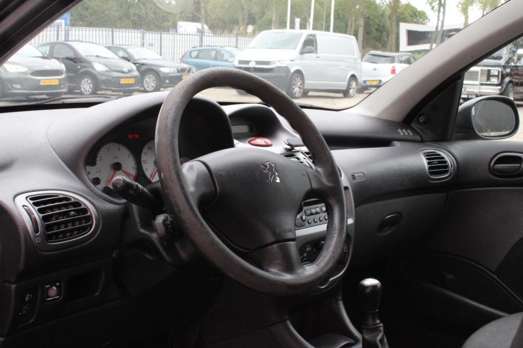 Peugeot 206 inclusief nieuwe apk, lees tek 1.4 génération