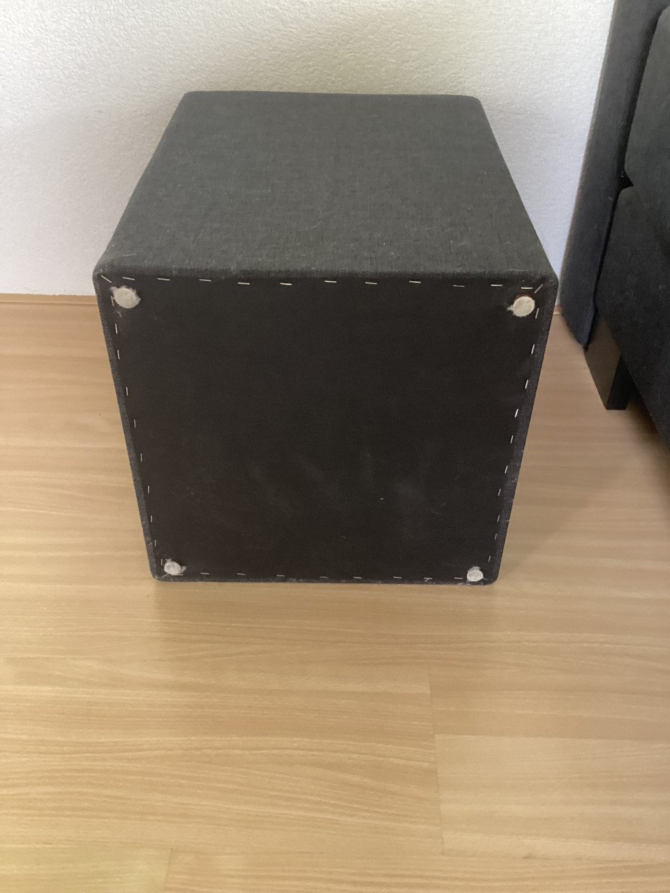2 antraciet kleurige stoffen Hockers