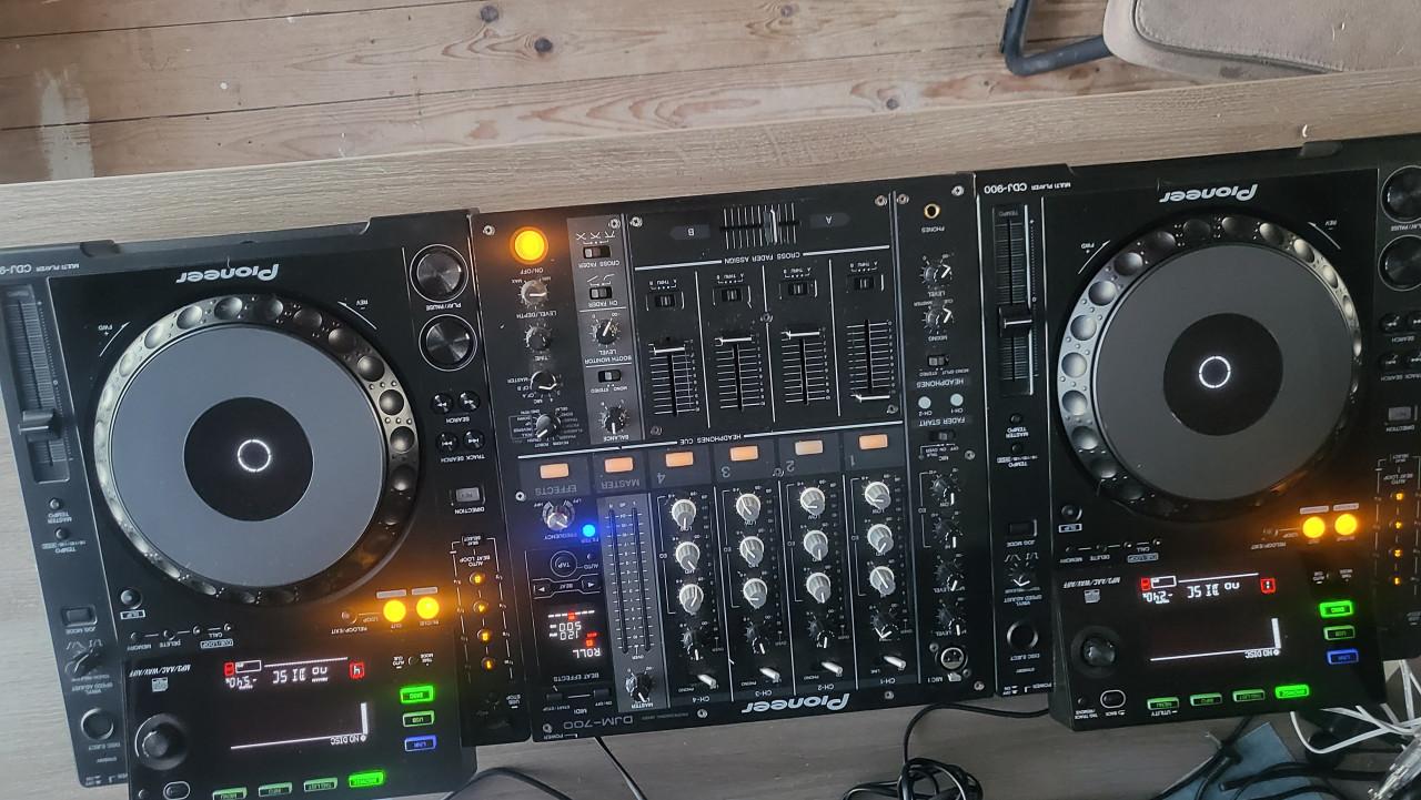 Pioneer dj set 2 x  cdj 900 en djm 700 mixer