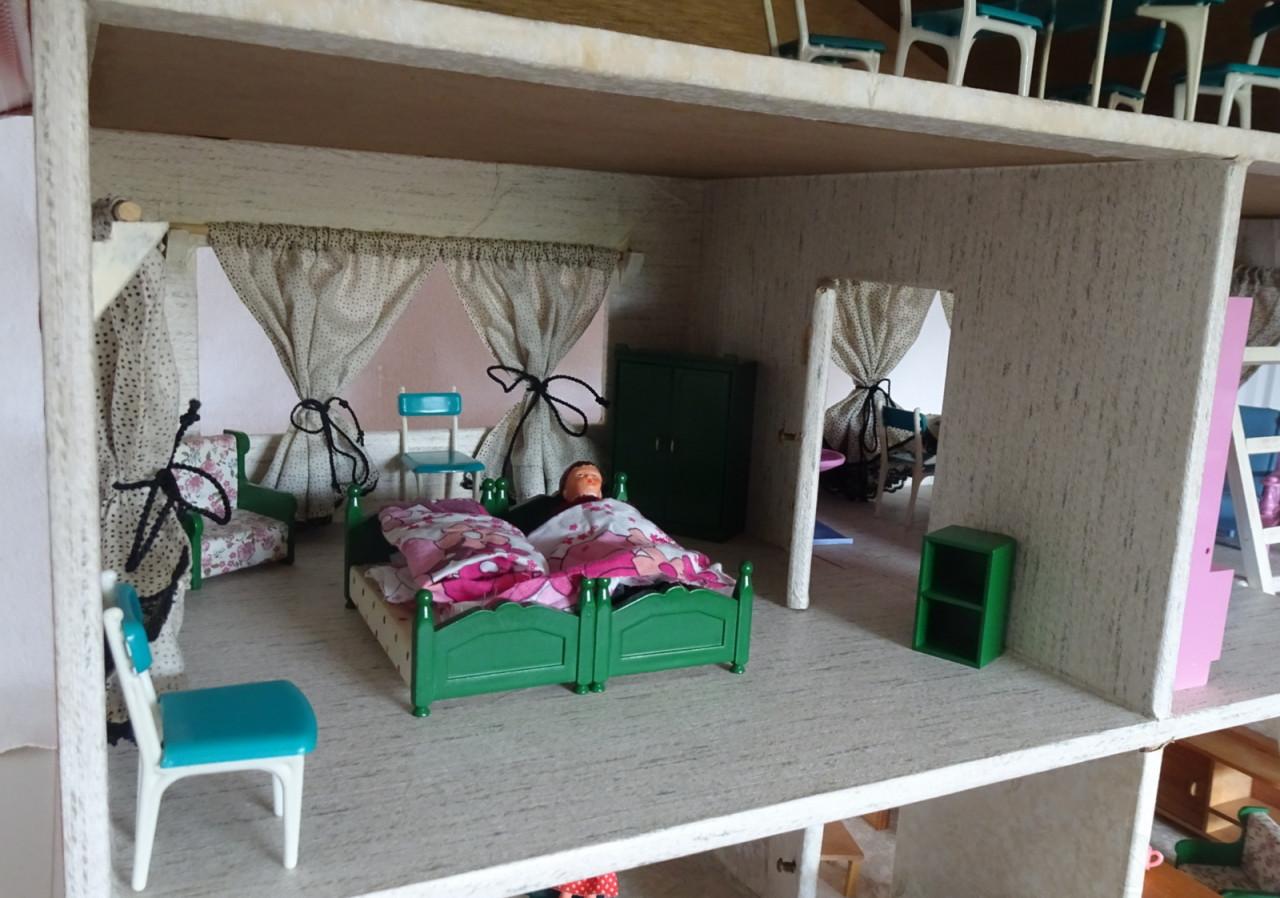 Poppenhuis met inrichting