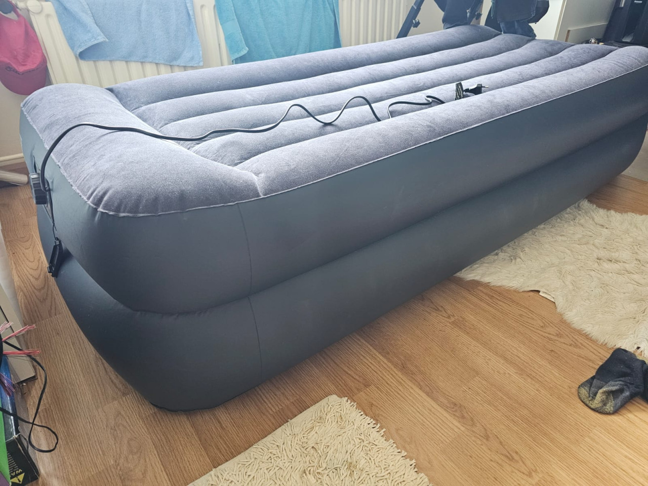 Hoog opblaas-logeerbed met ingebouwde pomp