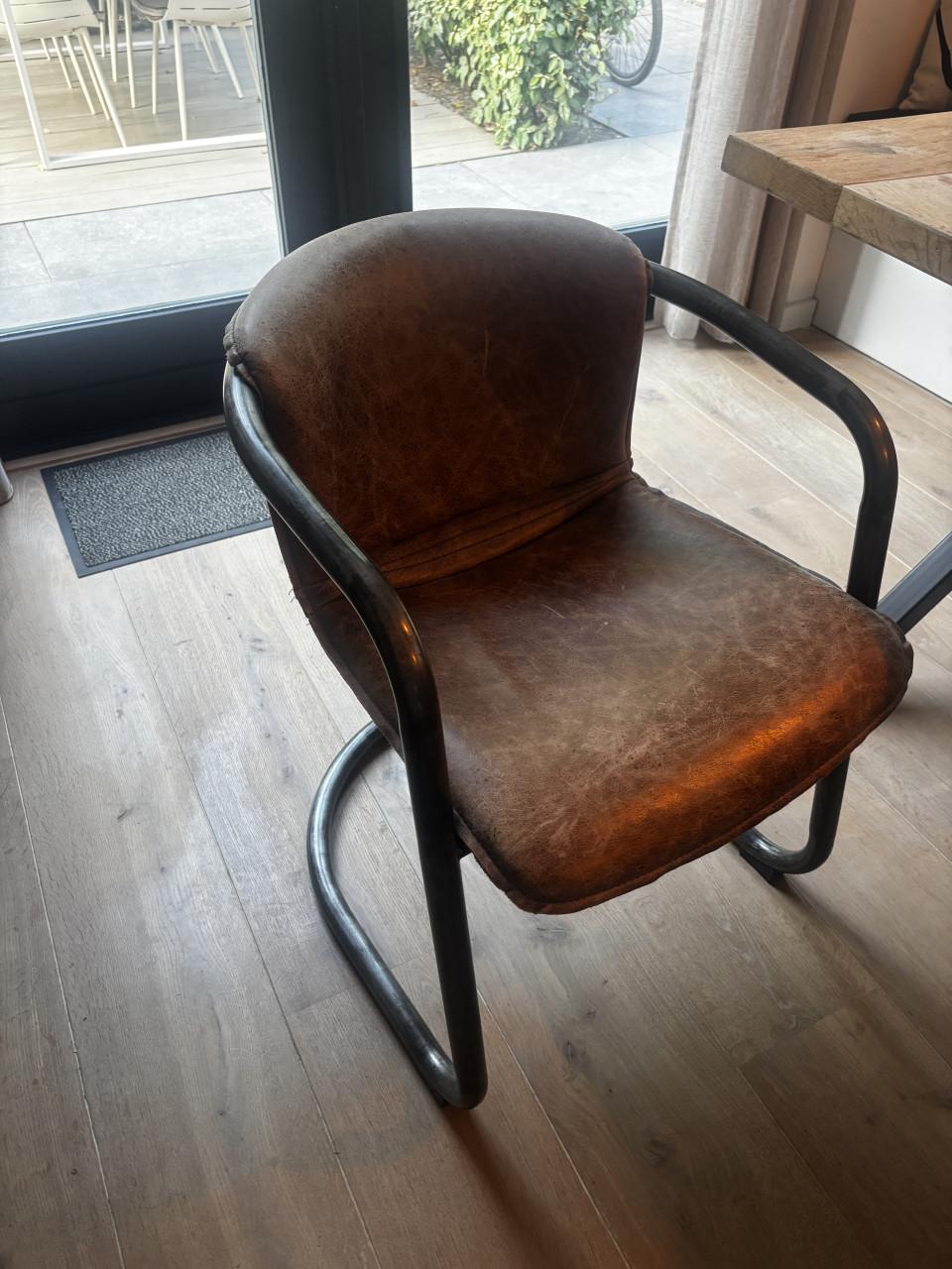2 leren eetkamerstoelen
