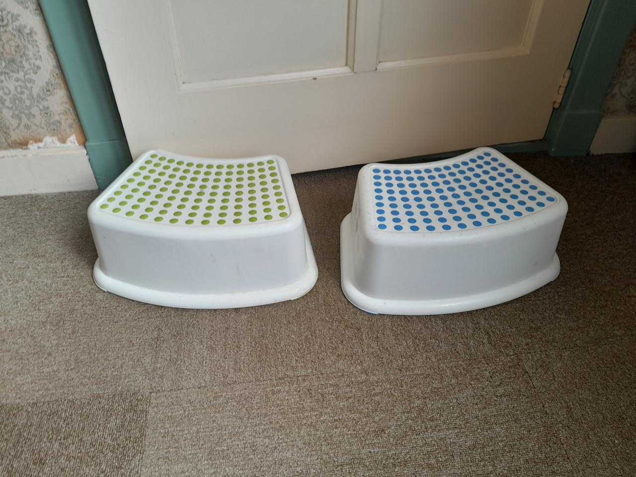 Divers speelgoed o.a.Barby camper, schommel en overige spulletjes