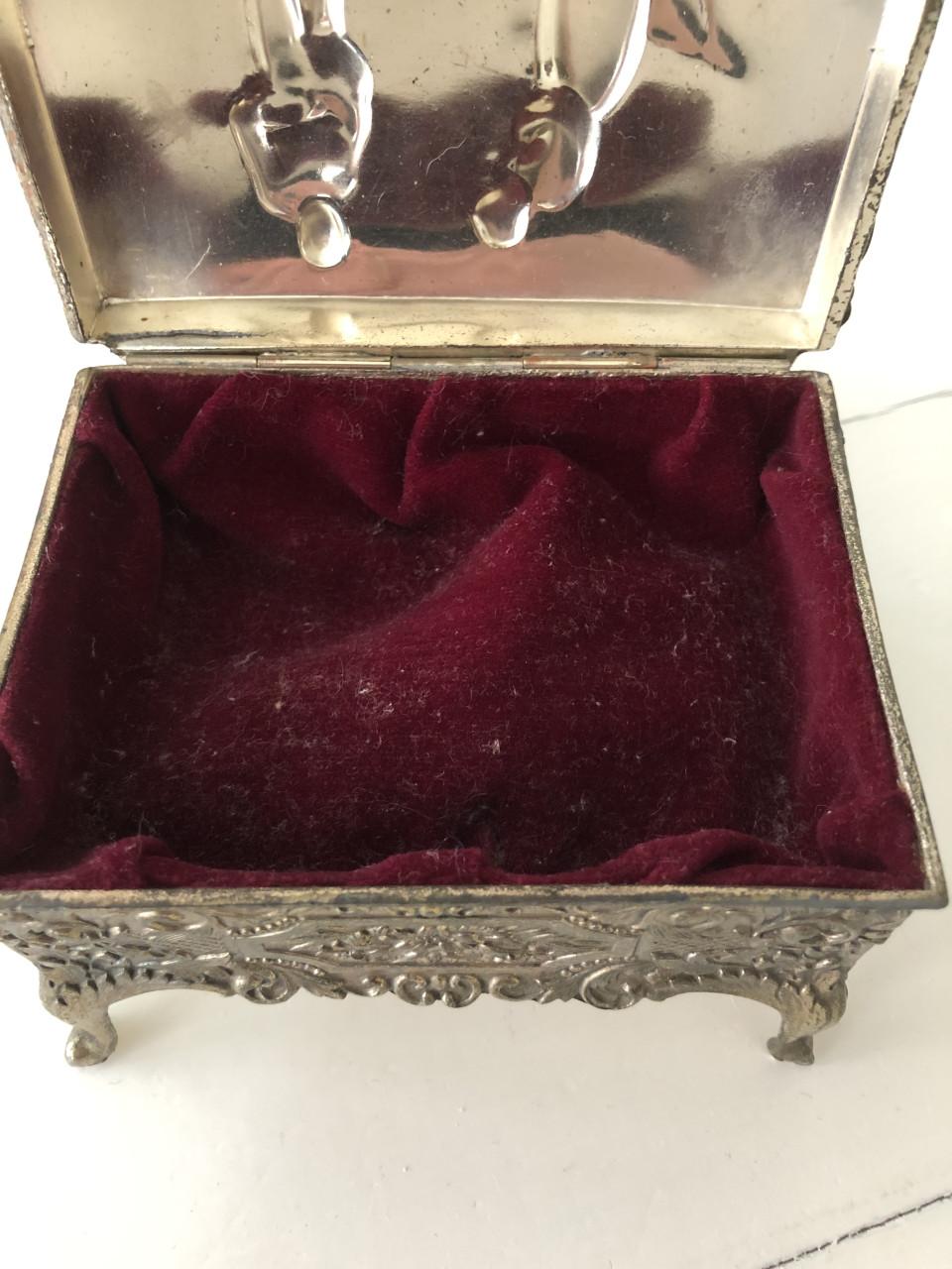 Zeer mooi gedetailleerd brocante metalen sieradendoosje op pootjes