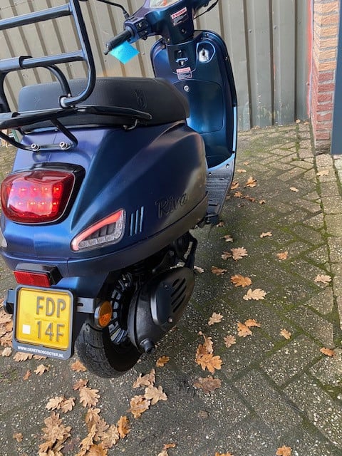 Zeer nette agm vx50 cameleon kleur weinig km nu 999 euro met windscherm