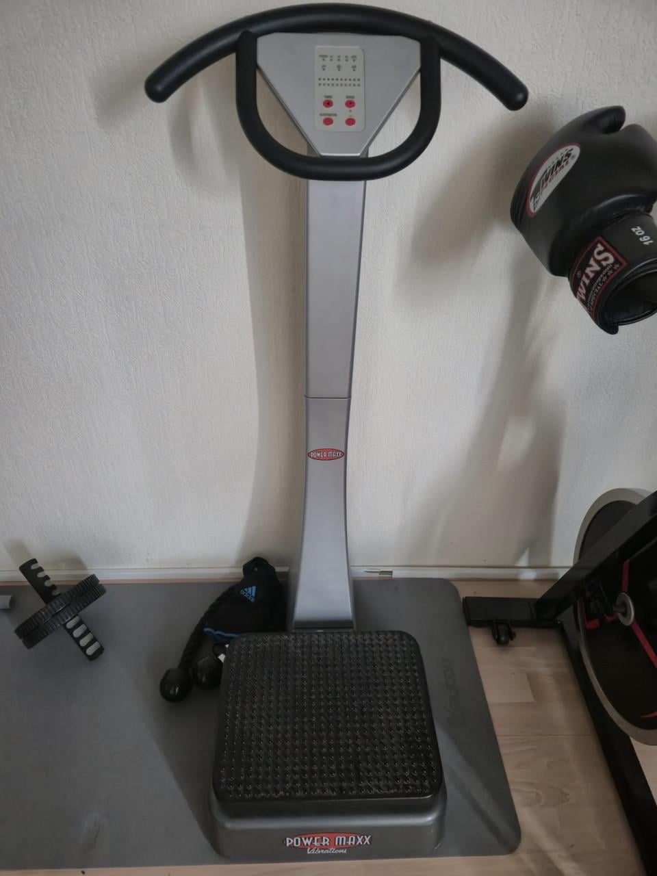 Bankdruk, boxzak, spinfiets, divers fitness materiaal