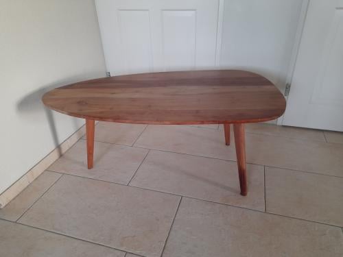 Mango salon tafel 110 x 60 x 45H ( in goede staat )