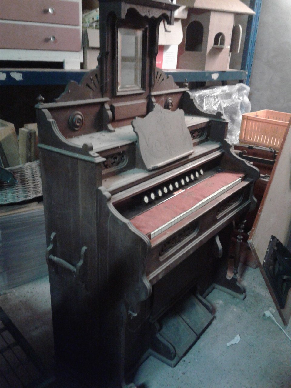 Antiek orgel uit 1909. (Is gedemonteerd i.v.m. balg reparatie)