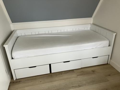 Eenpersoonsbed (90 x 200 cm) inclusief lattenbodem en 3 laden