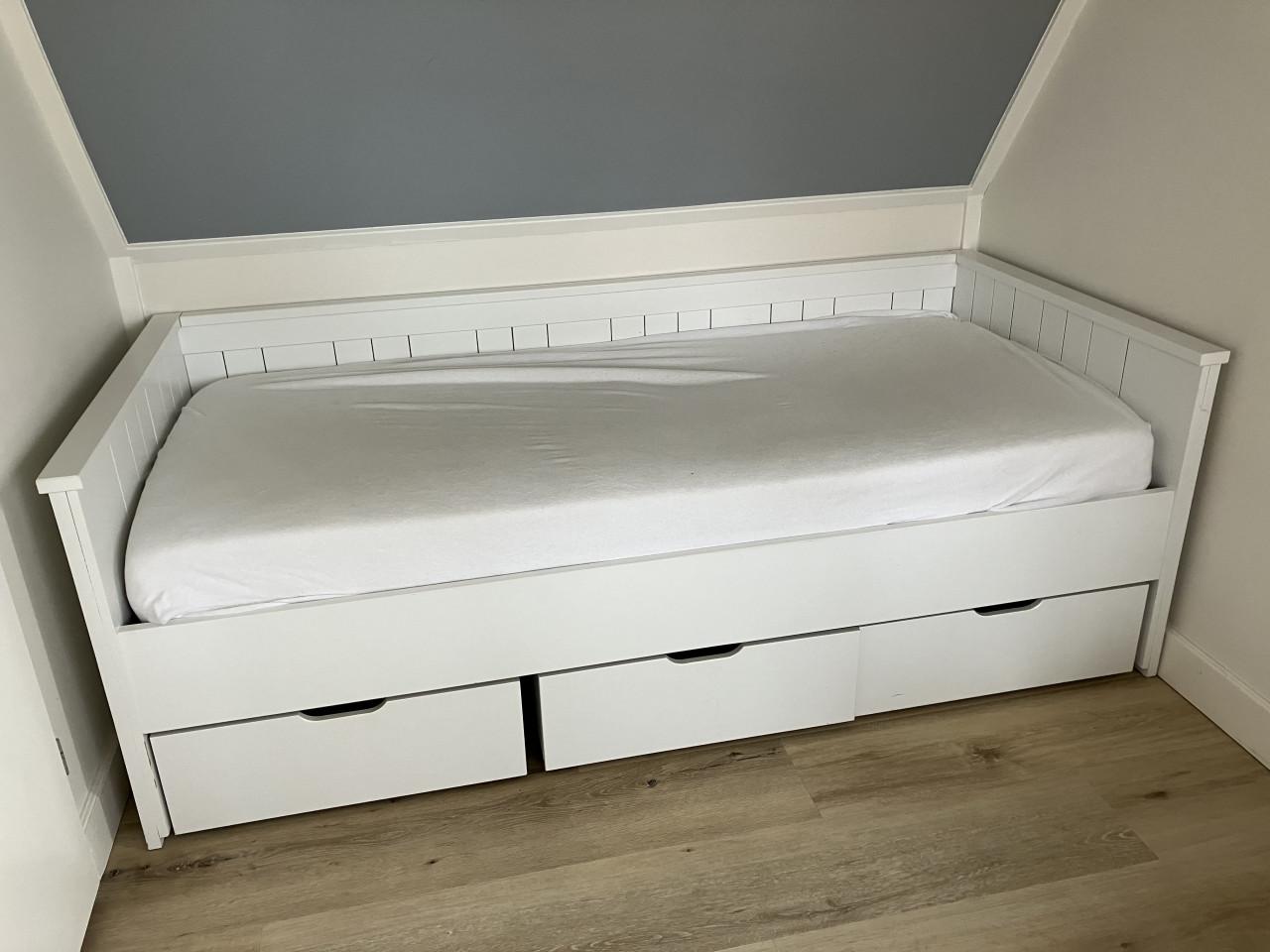 Eenpersoonsbed (90 x 200 cm) inclusief lattenbodem en 3 laden