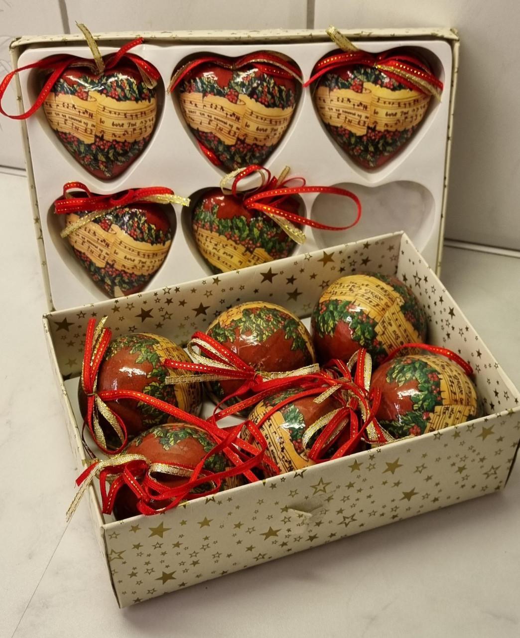 2 doosjes met authentieke BALLEN EN HARTJES