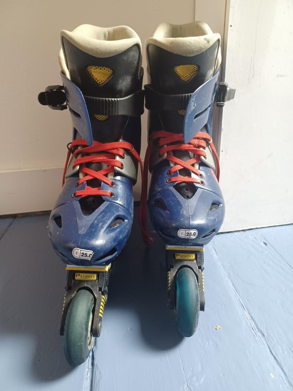 Skeelers met helm en beschermers