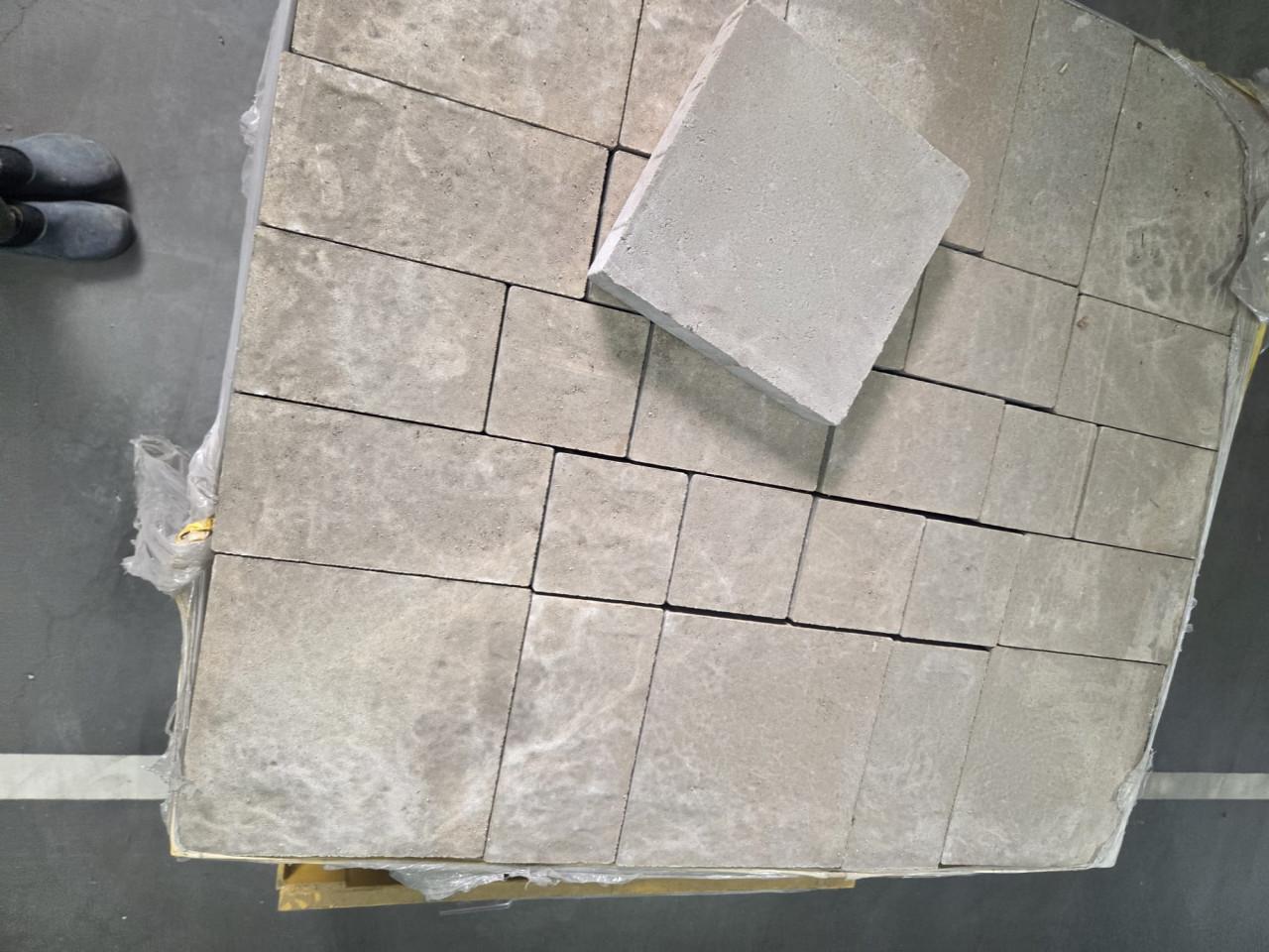 Betonklinkers in wildverband, ca 7.5 m2