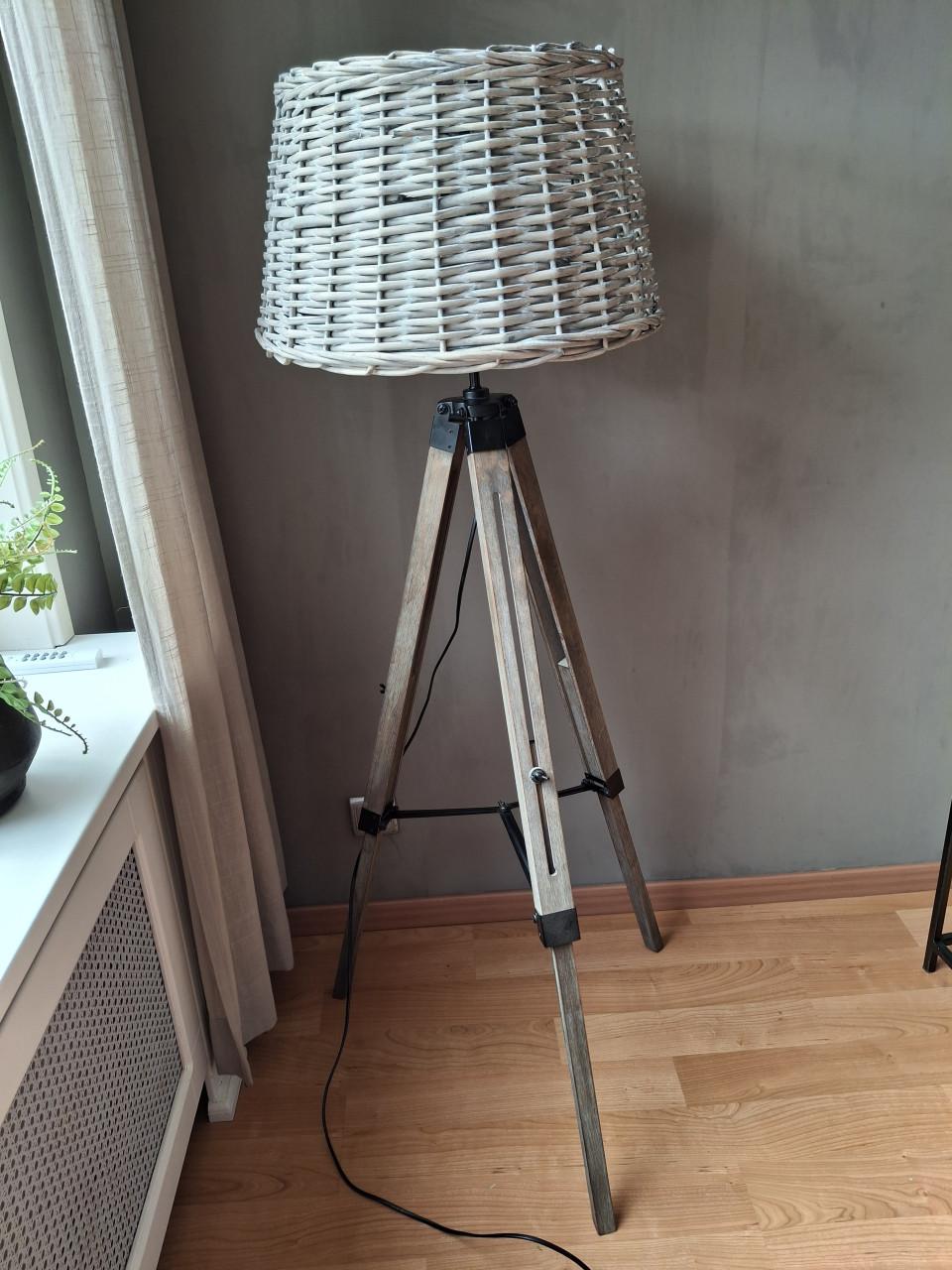 Staande lamp met 3 poot hout en 2 kappen