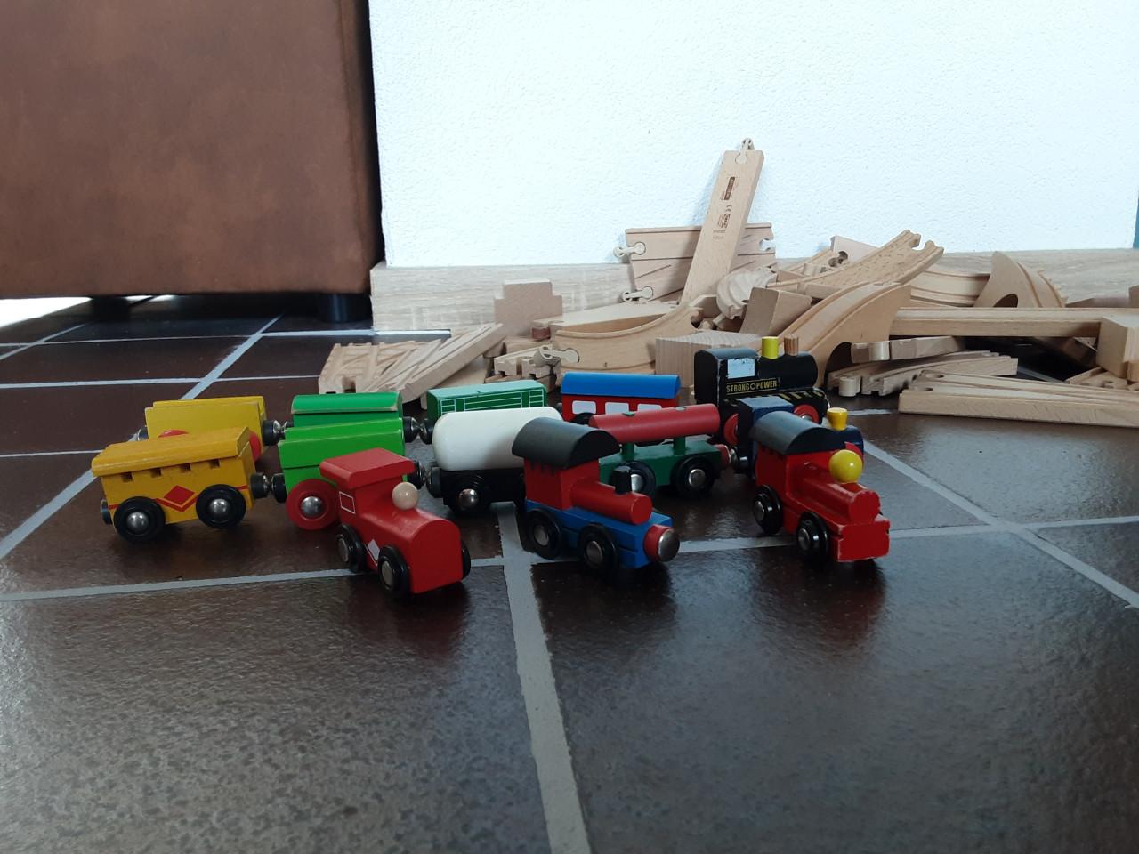 Houten treinrails met veel wagonetjes