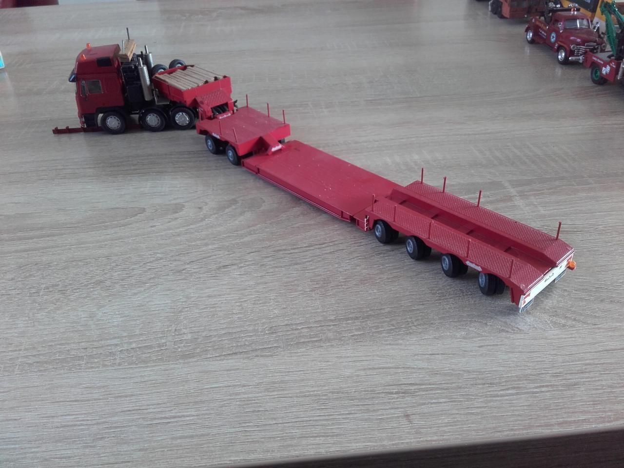 Conrad MAN F2000 met dieplader.