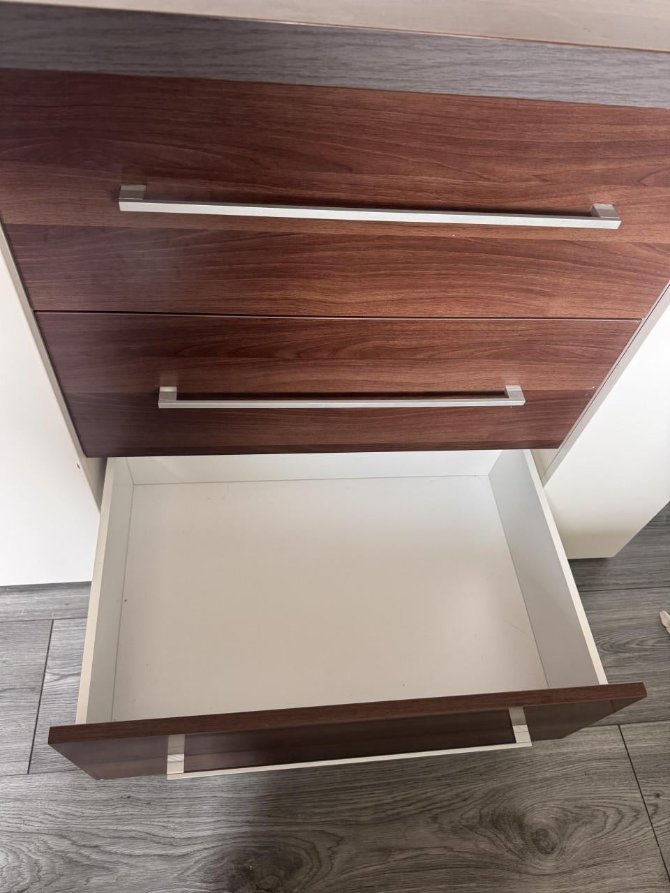 Ledikant en commode