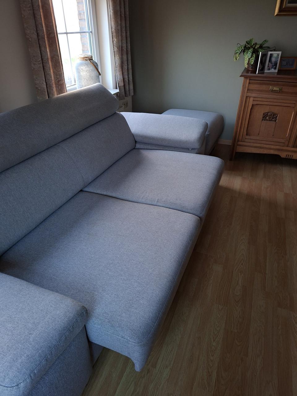 Nette 2 zitsbank met bijbehorende poef