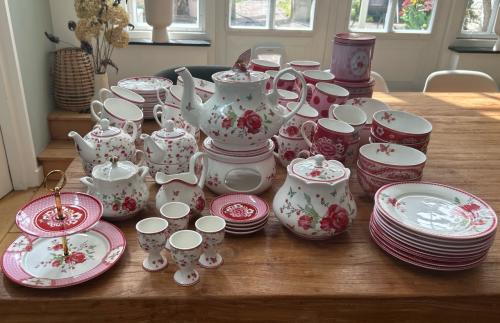 Room Seven Winter Poppy servies – Zeer uitgebreide high tea set