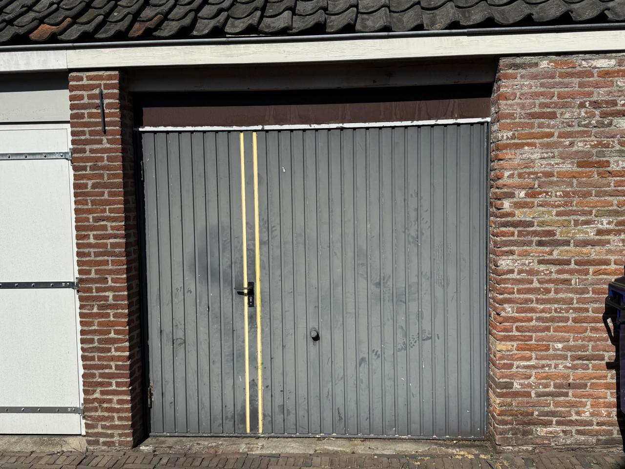 Garagedeur met loopdeur